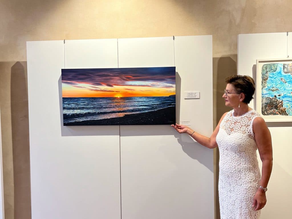 “MAR”, la exposición de la pintora motrileña Lola Moreno inaugura el nuevo ciclo cultural de Torrenueva Costa durante el mes de agosto