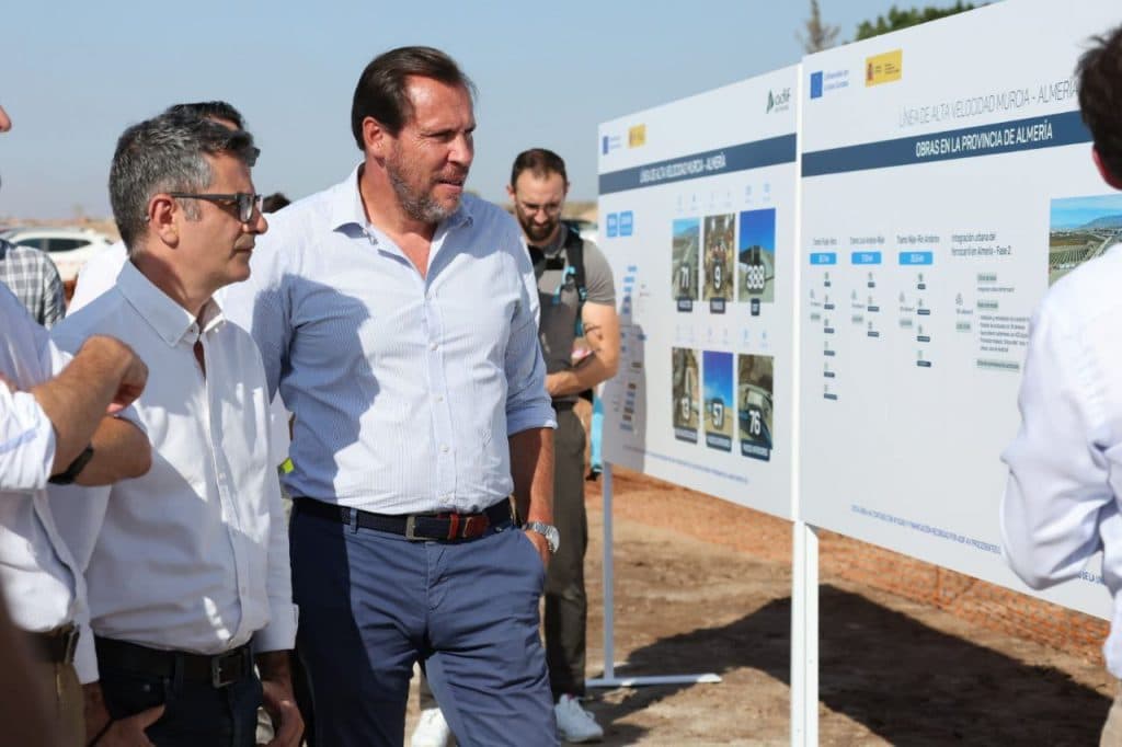 Óscar Puente ha anunciado que se está trabajando en la puesta en servicio del cambiador de ancho de Granada para que los trenes S-730 llegue a Almería y la ciudad cuente con una nueva conexión directa con Madrid antes de finalizar este mismo año