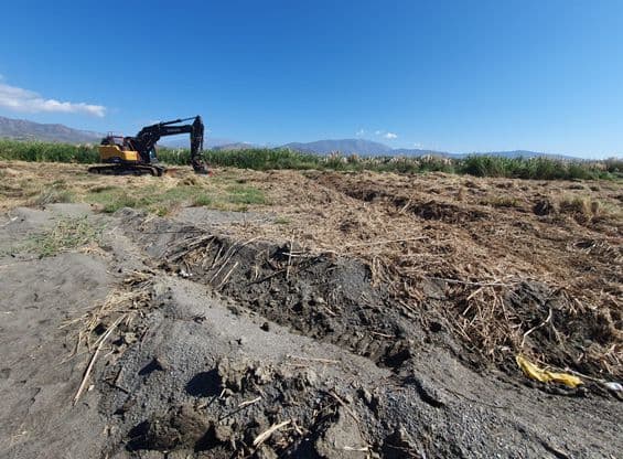 Tachan de «delito ambiental» la ejecución que se está cometiendo en el paraje natural de la Playa de la Punta del río en Salobreña