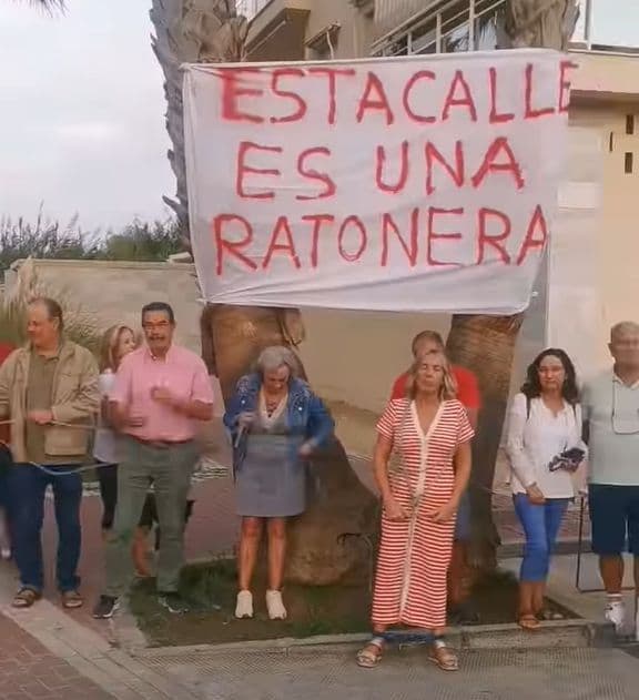Vecinos se encadenan en Motril para pedir accesos de urgencia a sus viviendas