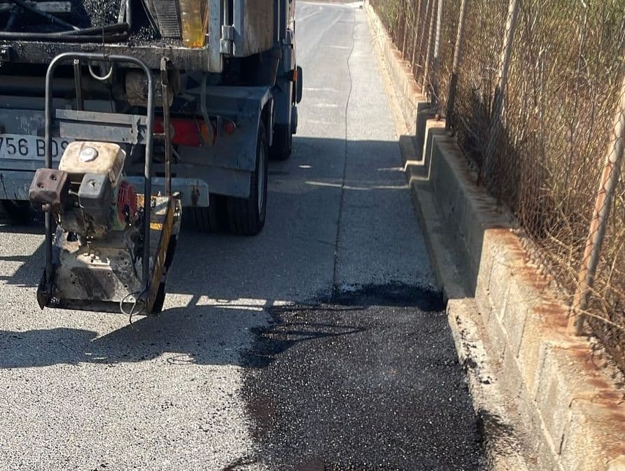 Mejora de calzadas deterioradas en Carchuna
