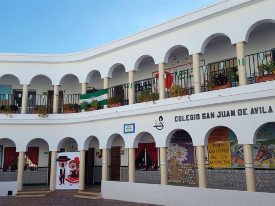 Normalidad en el primer día del curso escolar de infantil y primaria en Salobreña