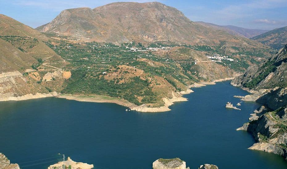 Rescatan a un anciano tras despeñarse con su coche por un barranco de 20 metros en Güéjar-Sierra