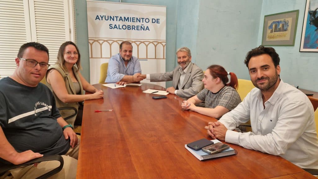 Un nuevo convenio con la asociación Down Granada permitirá a dos jóvenes realizar prácticas laborales en el Ayuntamiento de Salobreña