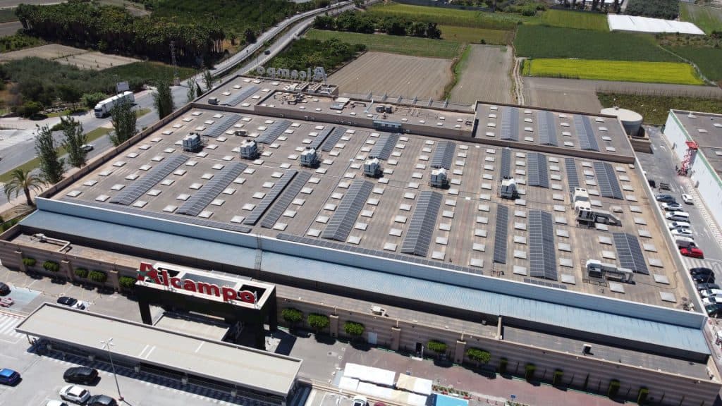 Alcampo Motril refuerza su compromiso medioambiental apostando por la energía fotovoltaica de Helexia