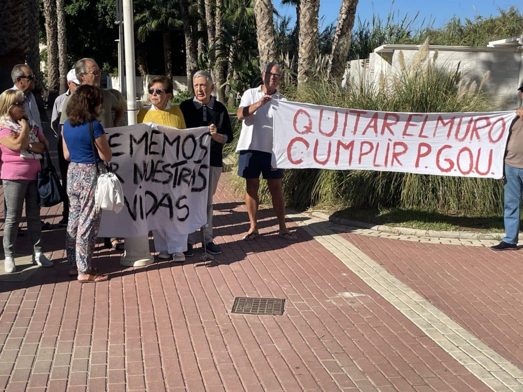 IU Motril crítica la actuación «autoritaria del gobierno local y el desprecio a los vecinos de Arenas de Poniente» y exige una solución acordada, conforme a criterios de seguridad y accesibilidad