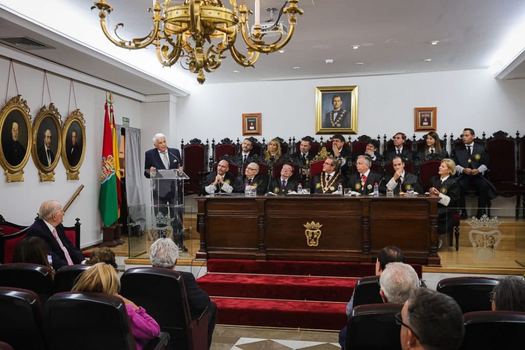 Casi 2.500 años de experiencia profesional se congregan en la entrega de los Botones de Oro y Plata de la Abogacía granadina
