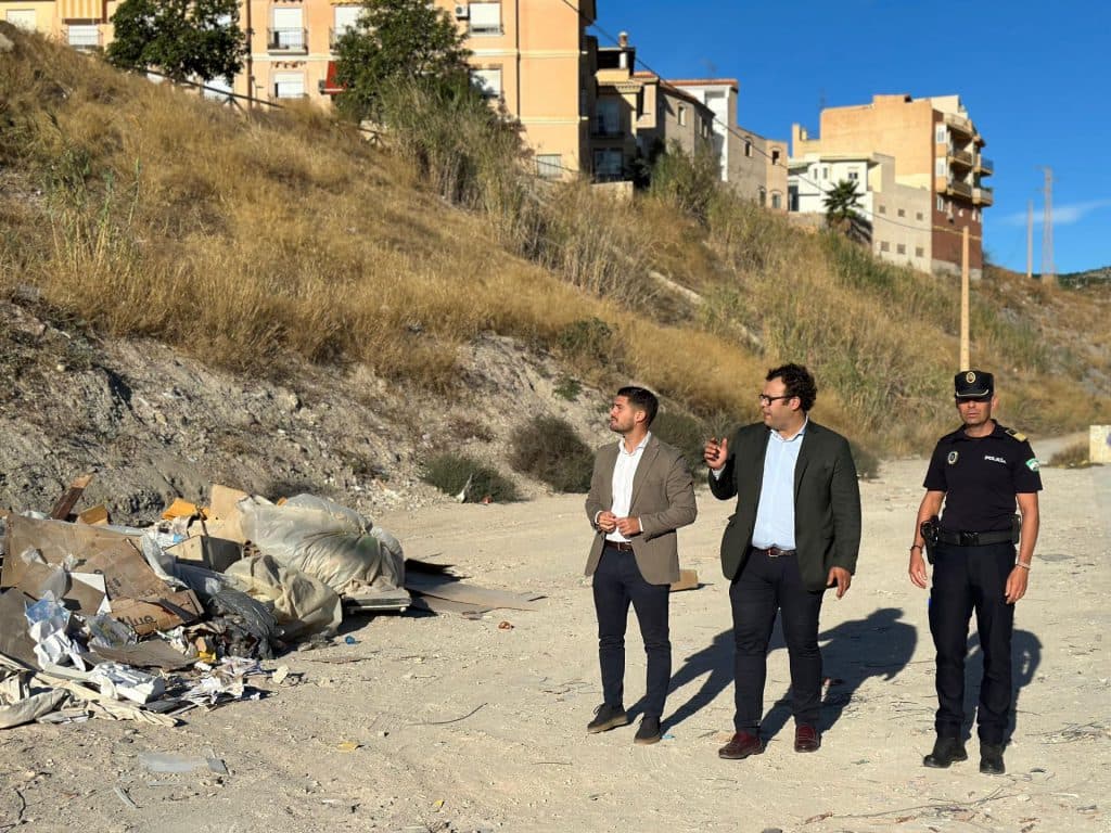 Abandonar residuos en la vía pública de Motril se multará con 300 a 1.500 euros