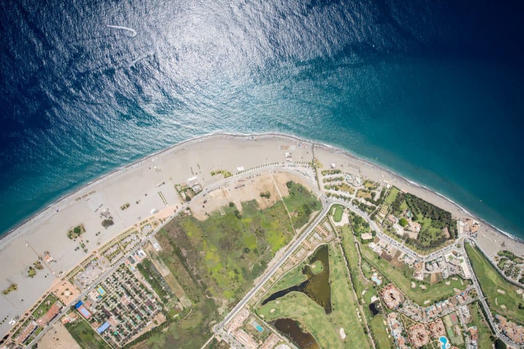 El Gobierno firma el acta de replanteo para la ejecución de las obras del espigón de Playa Granada