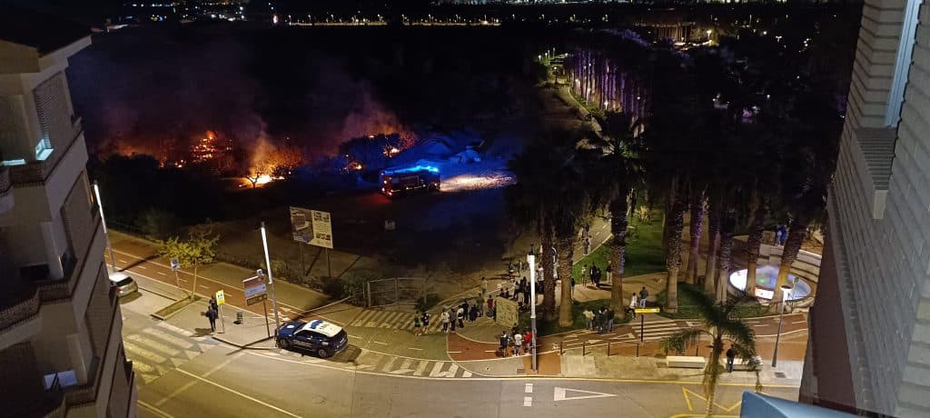 Incendio en Motril junto al Parque de los Pueblos de América