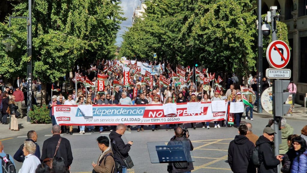 2.000 personas se movilizan en Granada contra «la incompetencia» de la Junta de Andalucía con la gestión de las dependencias