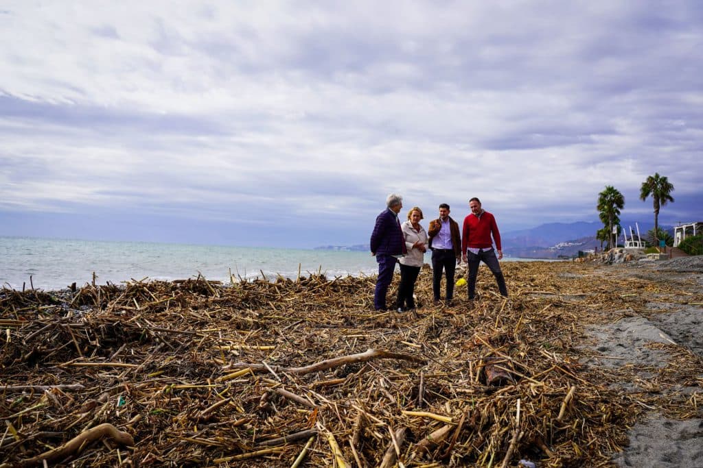 El Ayuntamiento de Motril acomete una actuación de limpieza en las playas por los efectos de la DANA