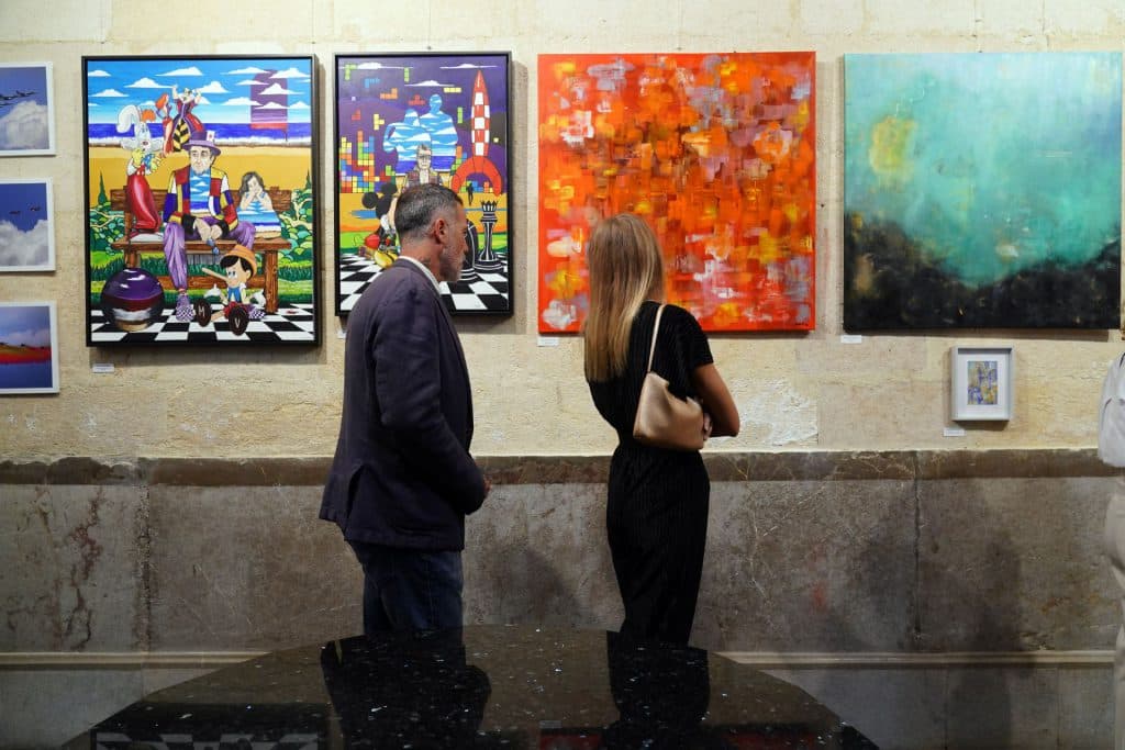 La Abogacía granadina organiza una subasta benéfica de pintura y fotografía para abrir los actos en honor a su patrona