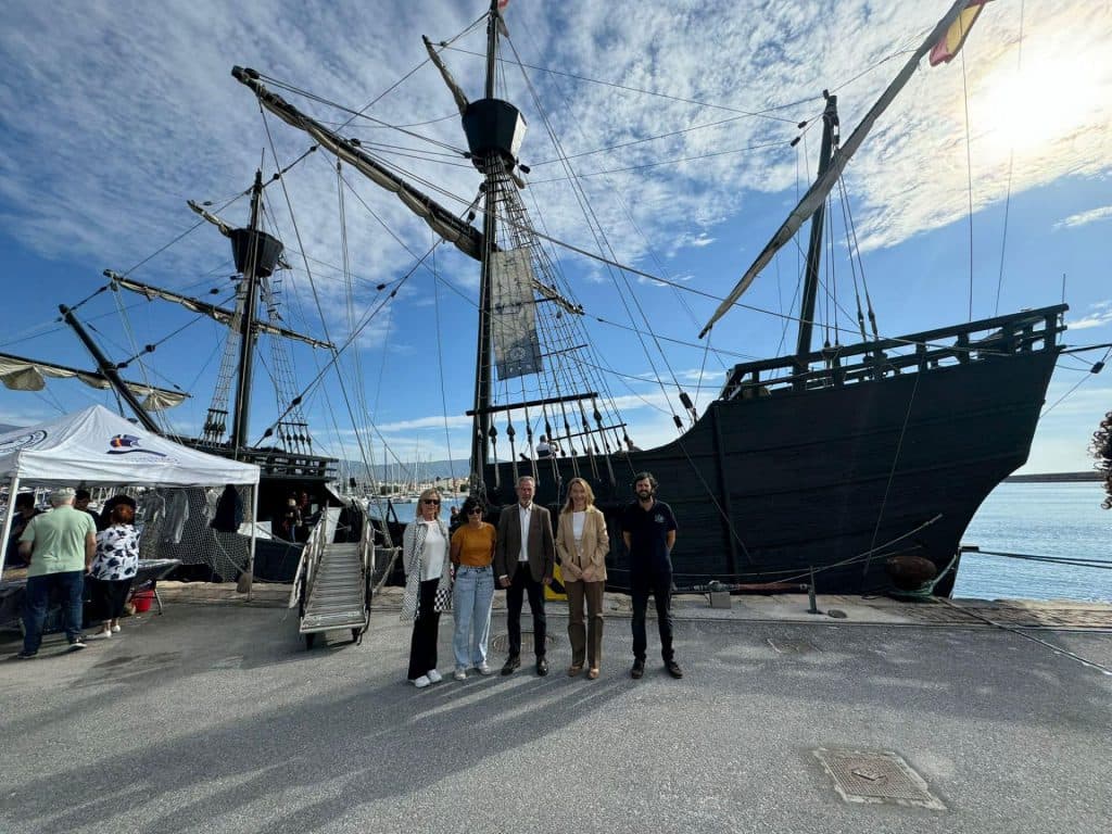 La Nao Victoria, barco histórico español, llega al Puerto de Motril