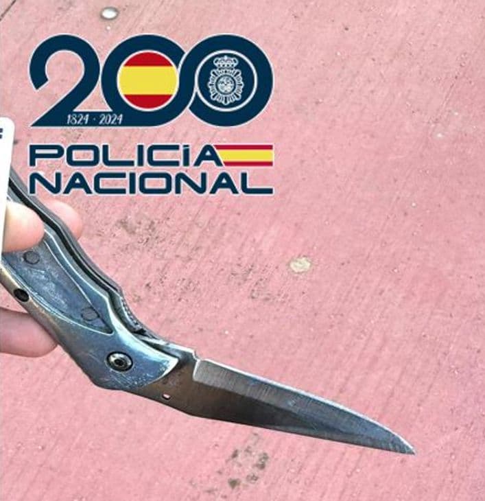 Agentes de la  Policía Nacional han evitado in extremis el suicidio de un varón que blandía un arma blanca