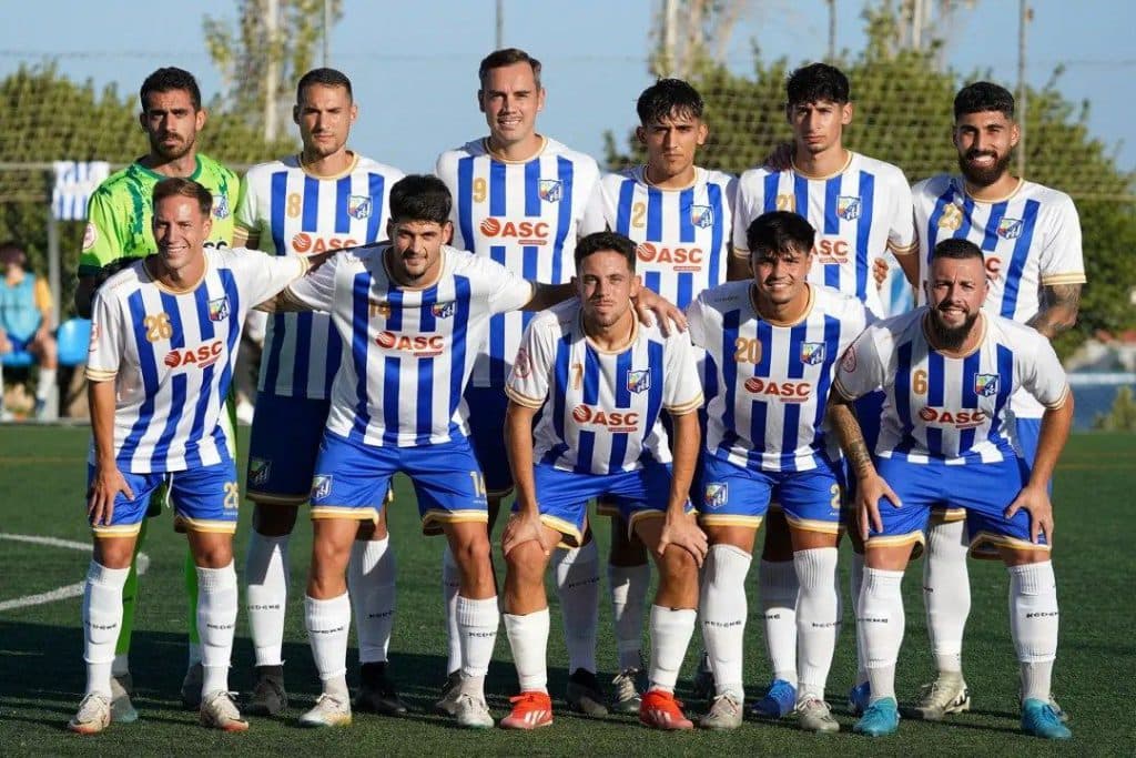 El CF Motril se da un baño de goles frente al Torreperogil en el Escribano Castilla
