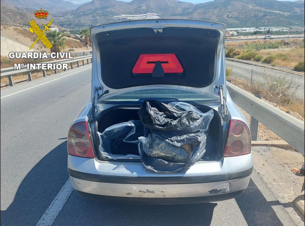 La Guardia Civil detiene a dos individuos en Salobreña que transportaban en su coche 14 kilos de marihuana