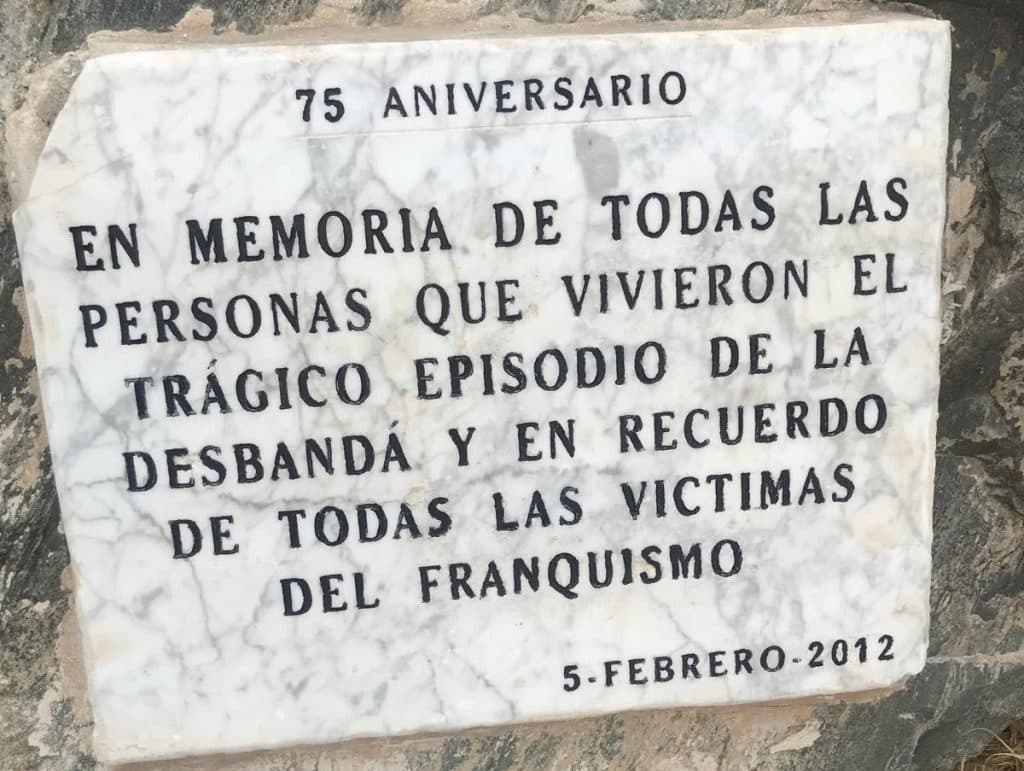 IU Almuñécar agradece la restauración de la placa a las víctimas de La Desbandá y llama al respeto democrático