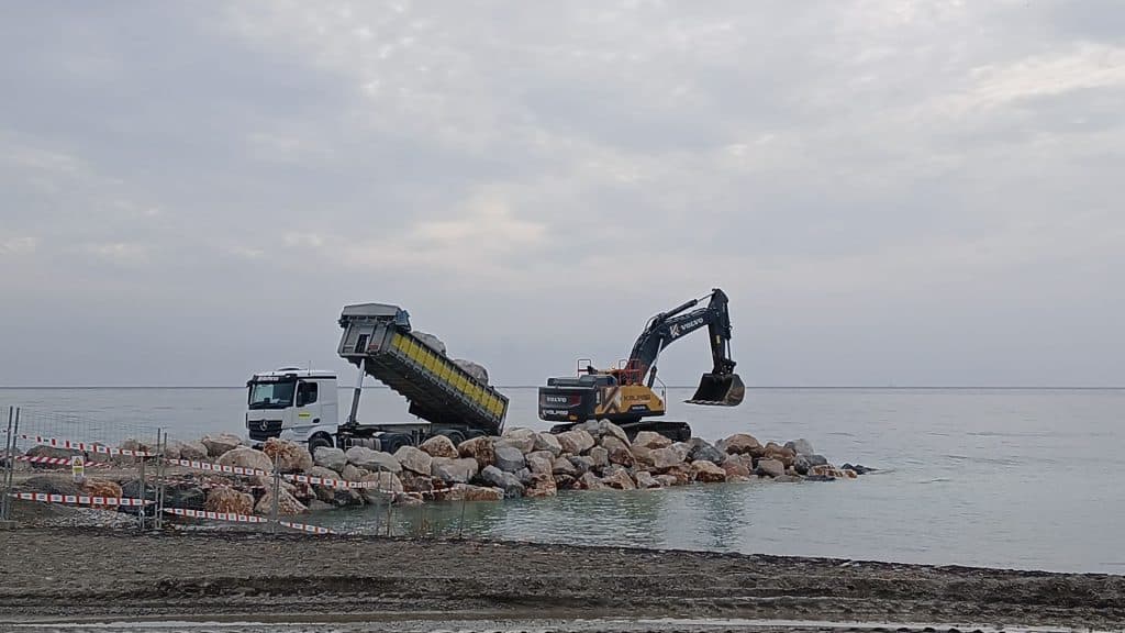 El espigón de playa Granada avanza ya unos 20 metros mar adentro