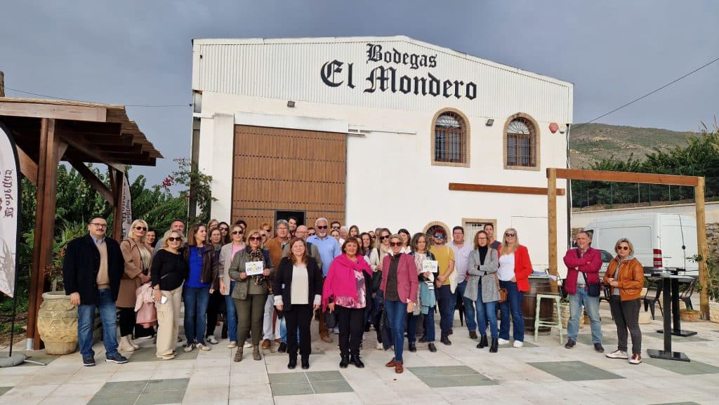 Un grupo de agencias de viajes visita la bodega de Ron Mondero de Salobreña