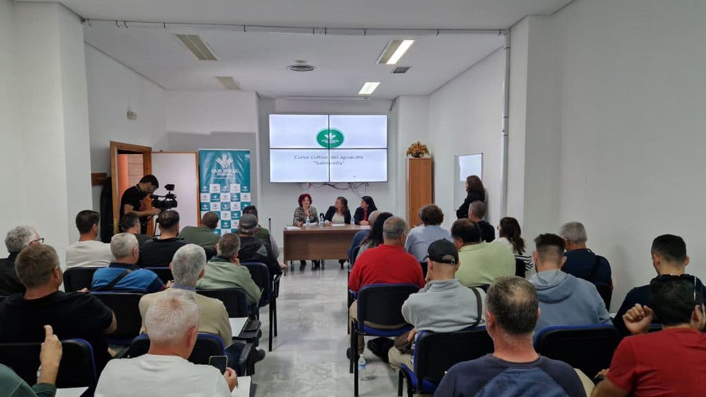 Caja Rural imparte en Salobreña un curso formativo sobre el cultivo del aguacate