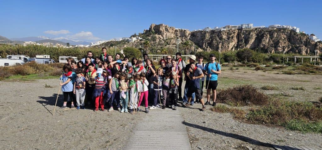 Scouts de Andalucía llevan a cabo una jornada de actividades medioambientales en Salobreña