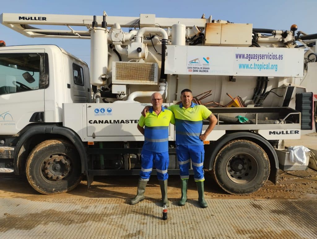 Trabajadores de Aguas y Servicios se desplazan a Valencia como voluntarios en las labores de limpieza