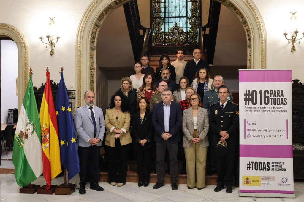 La Subdelegación del Gobierno en Granada guarda un minuto de silencio