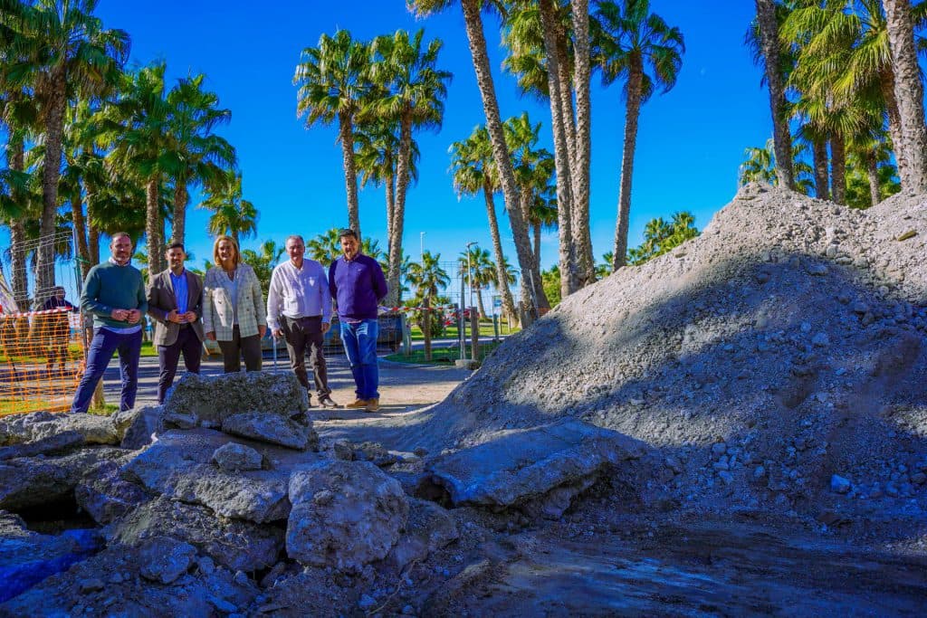 Comienzan las obras de la zona de Playa Granada con nuevas zonas verdes y la reorganización de los aparcamientos