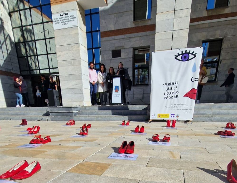 Salobreña muestra su rechazo a la violencia de género con una lectura continuada en la plaza del Ayuntamiento