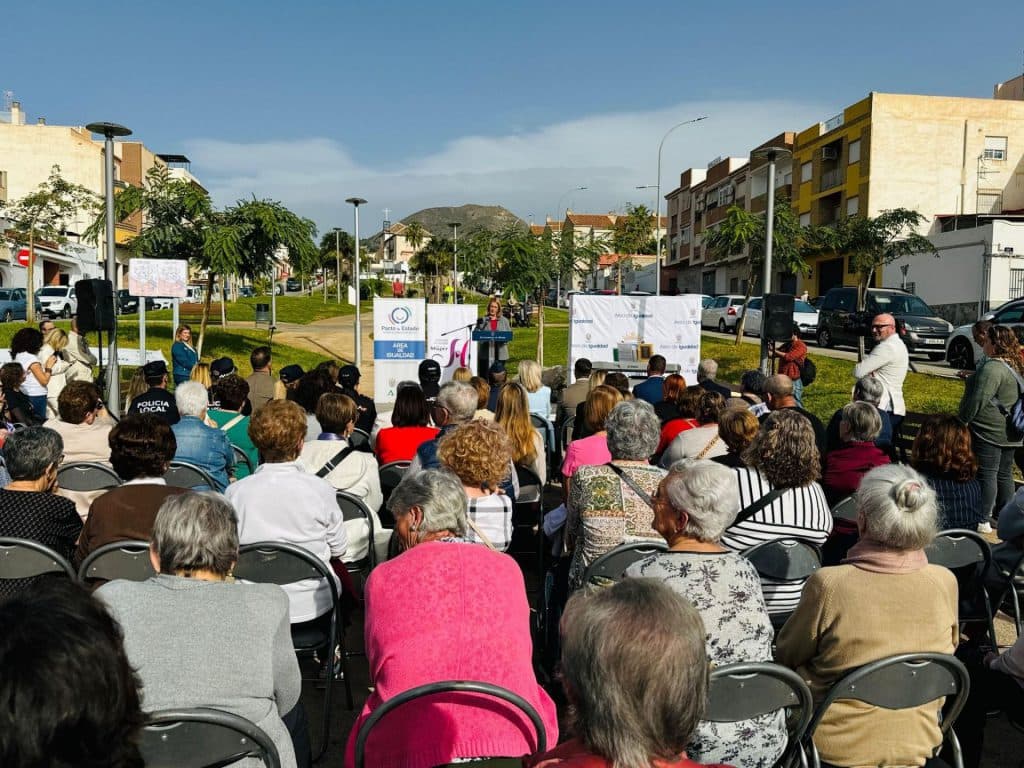 Acto 25N en el parque de San Antonio de Motril que homenajea a Araceli Morales, asesinada en 2014