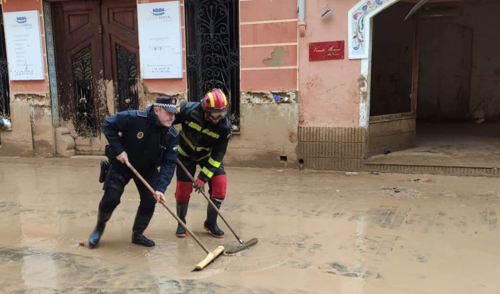 Los agentes de la Policía Local de Motril siguen presentes en las labores de recuperación de la ciudad valenciana de Paiporta