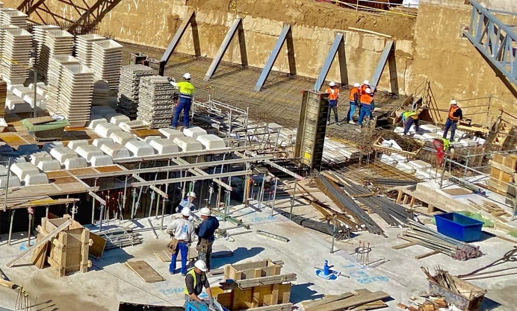 Firma el calendario del sector de la construcción de la provincia de Granada para el año 2025, con un aumento de la jornada intensiva durante el verano