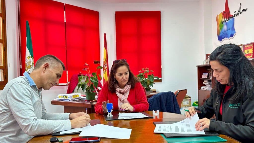 Ayuntamiento de Albuñol y Bioera formalizan el convenio de colaboración para la celebración de diferentes Simposios