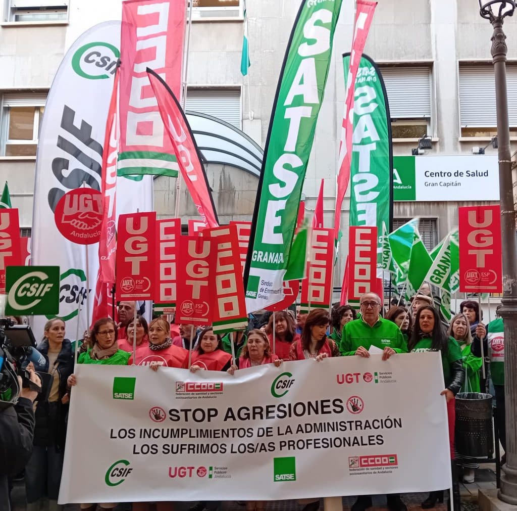 Cientos de trabajadores del SAS se manifiestan contra las agresiones y responsabilizan a la Consejería de Salud de su aumento