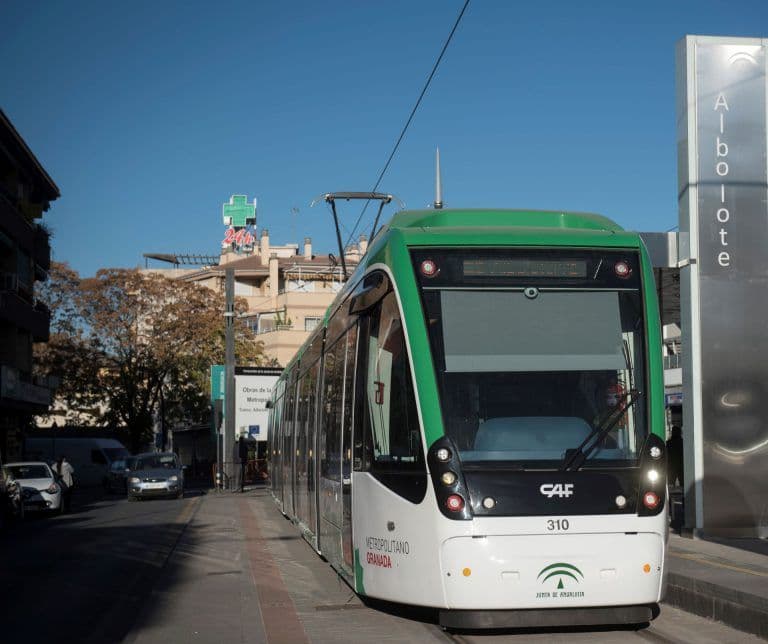 Metro de Granada reanuda el servicio tras resolver el problema técnico en el sistema de comunicación