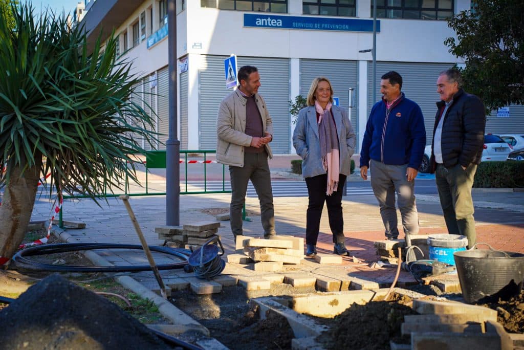 Obras de mejora en la red de riego y jardinería de la avenida Norman Bethune de Motril