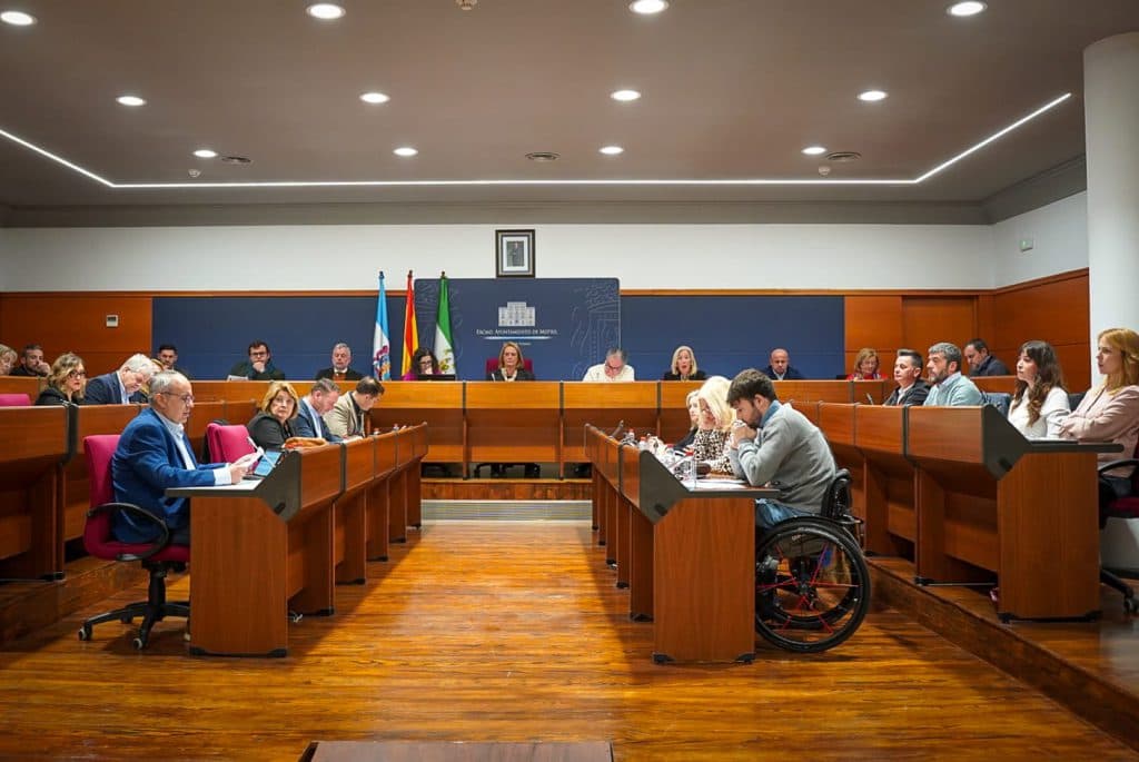 El Pleno municipal concede al Centro Asociado de la UNED de Motril la medalla de oro de la ciudad