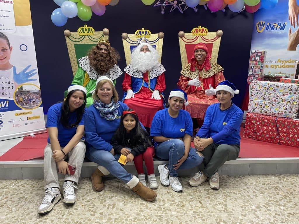 La ONG INPAVI Motril celebra la víspera de Reyes repartiendo 70 juguetes a 40 niños de escasos de escasos recursos