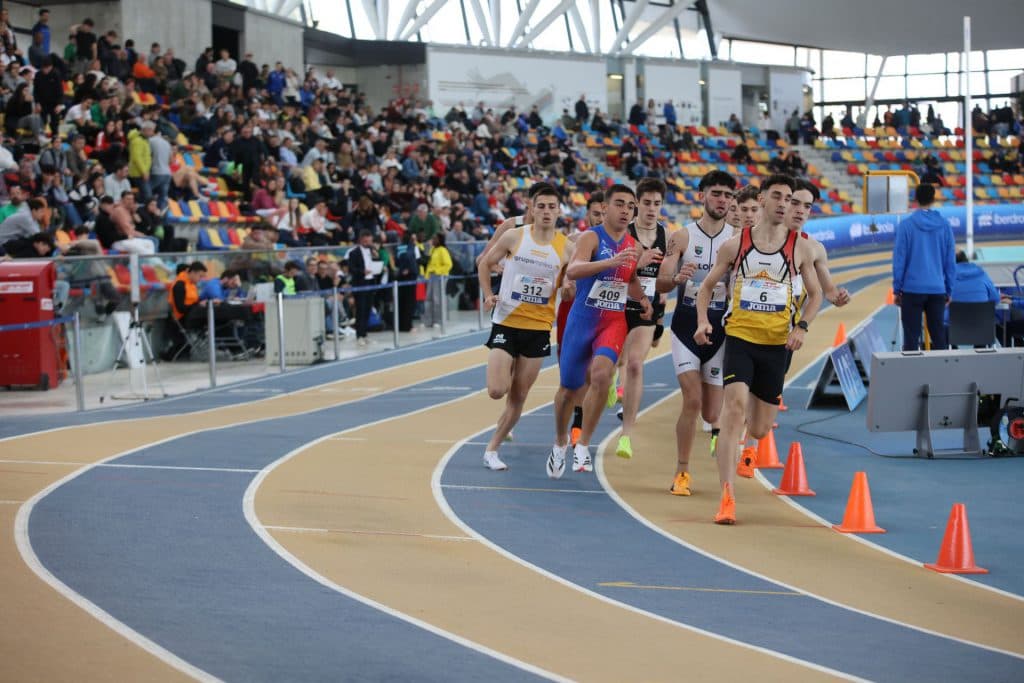 Gran actuación de los atletas de Atletismo DELSUR – Coop. La Palma en el Campeonato de España Sub 23 Short Track