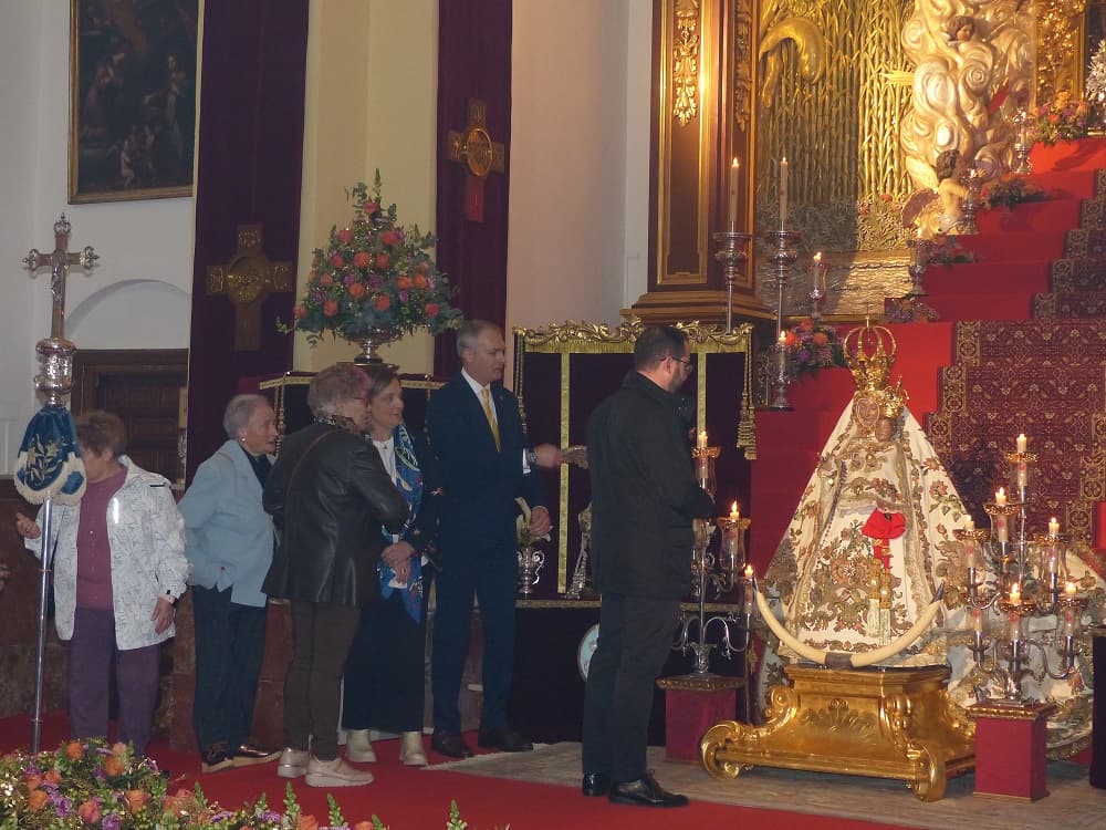 MOTRIL MUESTRA SU FE EN EL BESAMANOS OFRENDADO A LA VIRGEN DE LA CABEZA
