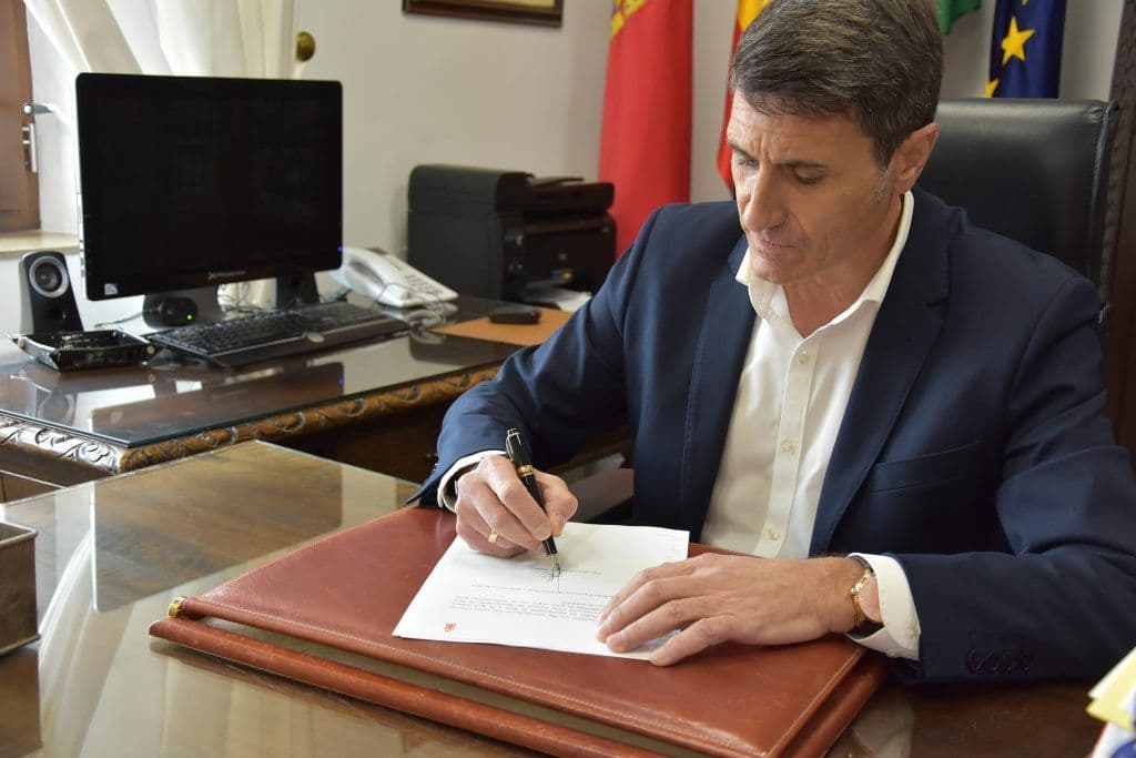 Pedro Fernández registra su precandidatura para ser el líder de los socialistas en la provincia de Granada