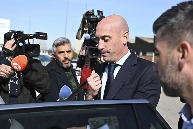 Condenan a Rubiales a 18 meses de multa por el beso a Jenni Hermoso por agresión sexual