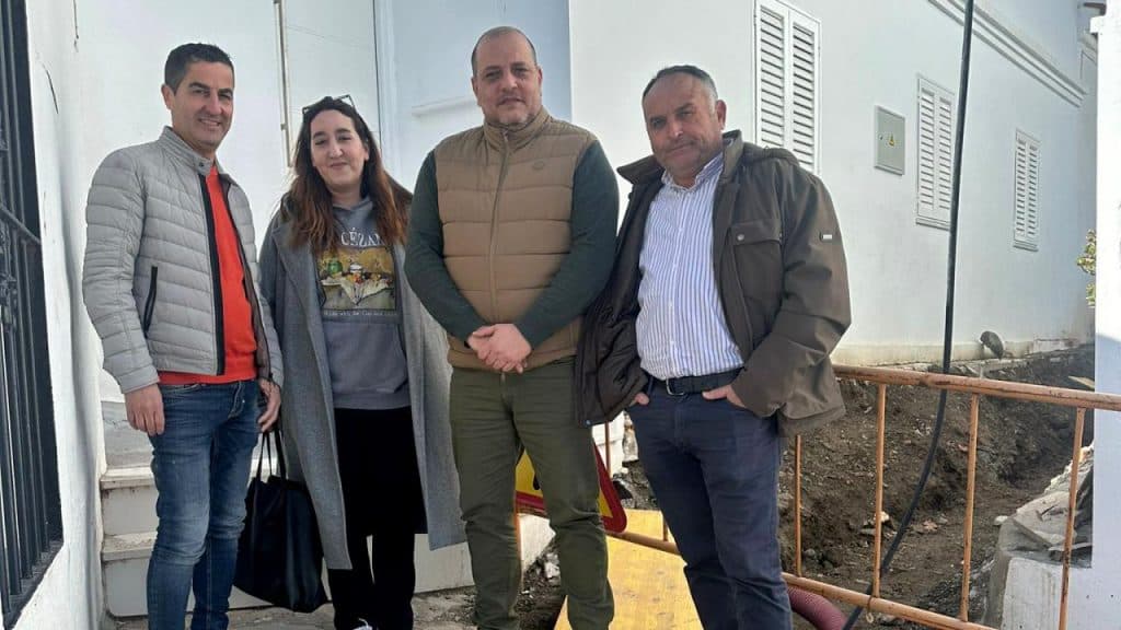 El ayuntamiento mejora las redes de abastecimiento y saneamiento de la calle Azahar de La Caleta