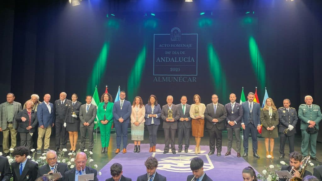 Almuñécar celebra el Día de Andalucía con dos reconocimientos: Asun Rodríguez y Arte-Sur
