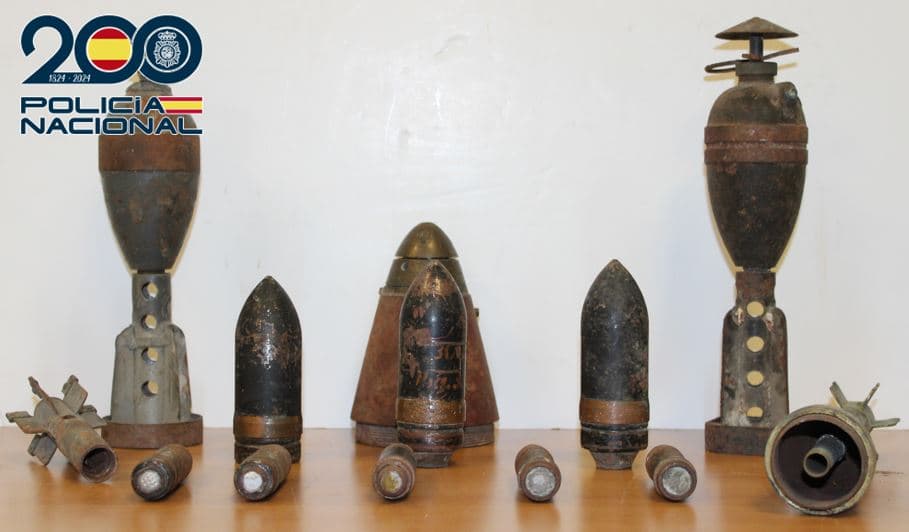 La Policía Nacional retira dos granadas de mortero y otros once artefactos militares hallados en un local de un particular