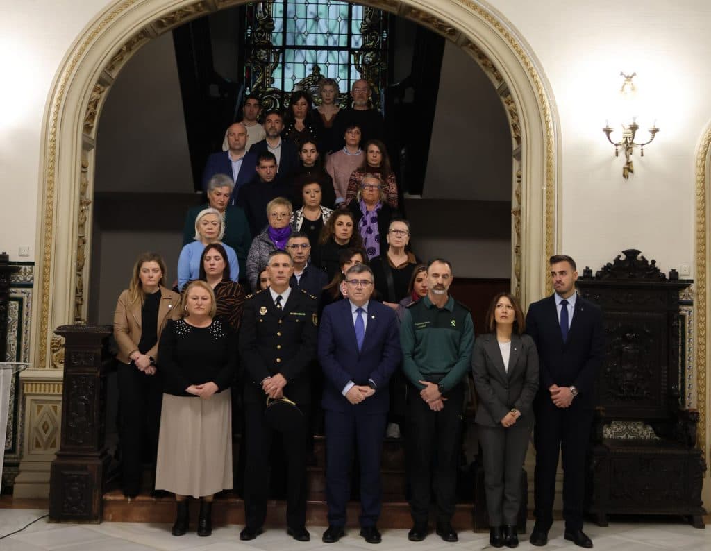 La Subdelegación del Gobierno en Granada guarda un minuto de silencio por las últimas víctimas de violencia machista
