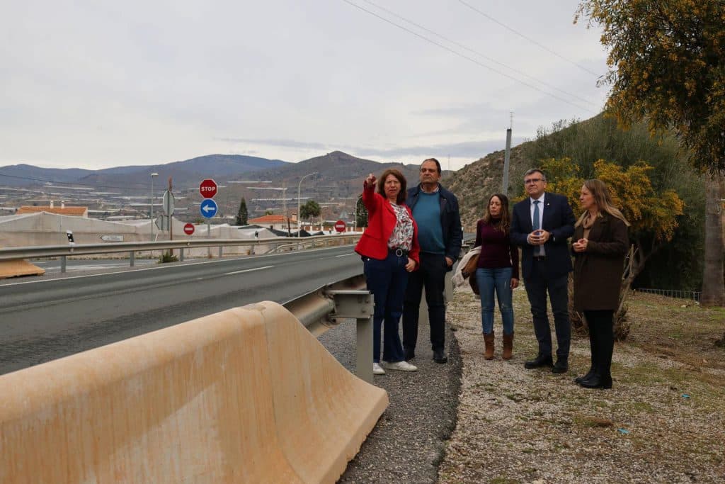 Castell de Ferro busca alternativas para habilitar un paso peatonal en la N-340
