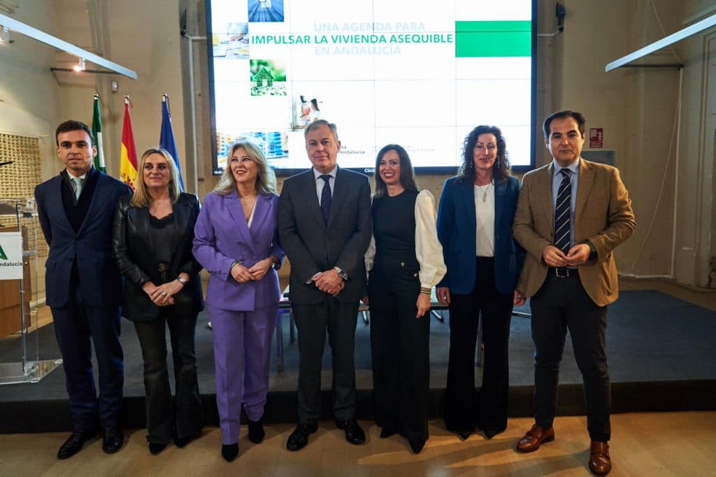 La Junta llama a ayuntamientos y al sector a trabajar juntos por la vivienda protegida en Andalucía