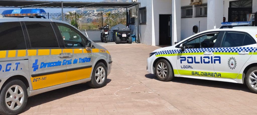 Muere un motorista tras chocar contra una farola en Salobreña